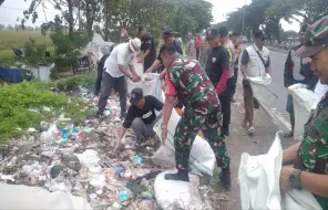 Sampah di Pantura Subang Jadi Sarang Penyakit, Muspika Patokbeusi Lakukan Karya Bakti
