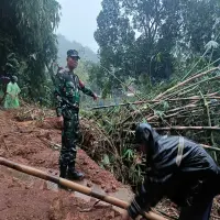 Hujan Deras Kemarin Picu Longsor di Cijambe, Dapur Rumah Warga Tertimpa Material Tanah