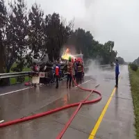 Truk Tangki Terbakar di KM 185 Tol Cipali Arah Cirebon, Dugaan Api Bersumber dari Roda Belakang