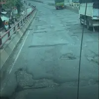 Jalur Pantura Subang Rusak Parah! Lubang Menganga di Flyover Pamanukan Bikin Pengendara Deg-degan!