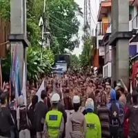 Mahasiswa dan LSM Gelar Aksi di Depan Gerbang Lembur Pakuan, Kritik Kinerja Dinas Bina Marga dan Pendidikan Jabar