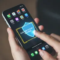 Cara Menghapus Iklan Mengganggu di HP Android & iPhone Sampai Bersih Total (Anti Ribet!)