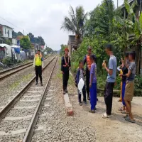 Ngabuburit di Rel Kereta Terancam Pidana, PT. KAI Tegaskan Jalur Bukan untuk Ruang Publik dan Membahayakan