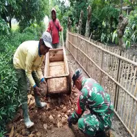 Babinsa Desa Curugreja di Subang Bersama Warga Gotong Royong Perbaiki Jalan
