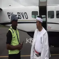 Kunjungi Maumere, Dedi Mulyadi Sapa Warga hingga Petugas Bandara