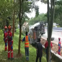 Diduga Supir Ngantuk, Truk Tangki Bahan Mentah BBM Kecelakaan di KM 95 Tol Cipali