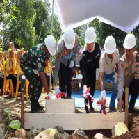 Kapolres Subang Pimpin Bedah Rutilahu Nenek Ahmi di Pagaden Barat