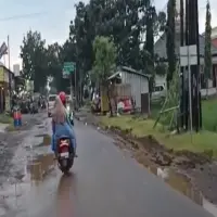 Jalan Provinsi di Pamanukan Dipenuhi Tanah Proyek Tol, Lalu Lintas Terganggu