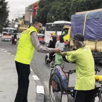 Berbagi Kebahagiaan di Bulan Ramadhan, Satlantas Polres Purwakarta Berbagi Takjil