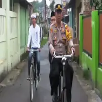 Unik! Rawatib Sambil Ngabuburit, Polsek Pagaden Ontel Keliling Kampung