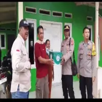 Peduli Sesama, Polsek Binong Salurkan Bantuan untuk Korban Puting Beliung di Subang