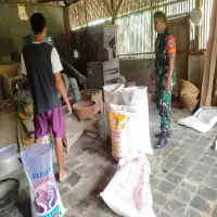 Pastikan Stok Beras di Subang Cukup, Babinsa  Cek Penggilingan Padi