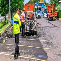 Diduga Korsleting Listril, Mobil SUV Terbakar di Rest Area KM 130 Tol Cipali