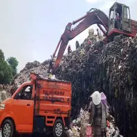 Cegah Potensi Longsor, DLH Purwakarta Rapihkan Tumpukan Sampah di TPA Cikolotok