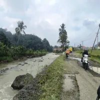 Jalan Curugagung di Subang Rusak Parah, Akses Cijambe–Sagalaherang Dikeluhkan Warga