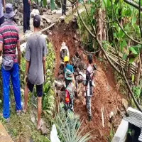 Babinsa AD Koramil 0512/Cijambe Bersama Warga Perbaiki TPT di Desa Tanjungwangi di Subang
