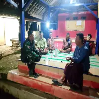 Babinsa Koramil 0502/Pagaden Bersama Warga Perkuat Siskamling Ramadan di Subang