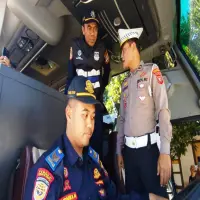 Pastikan Aman, Dishub Bandung Barat Uji Kelaikan Bus Jelang Mudik