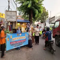 Kementerian Haji dan Umrah Purwakarta Bagikan Takjil untuk Pengendara