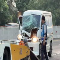 Minibus Tabrak Belakang Truk di Tol Japek, Pikap Patah As Sebabkan Laka Beruntun di Tol Cipularang