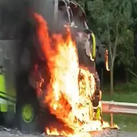 Bus Pariwisata Terbakar Hebat di Tol Cipali KM 95 Subang, Diduga Akibat Korsleting Mesin