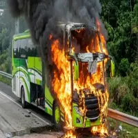 Detik-Detik Bus Pariwisata Terbakar di Tol Cipali KM 95 Subang, Api Diduga Berasal dari Mesin