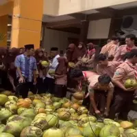 Program MBG Dikritik Keras! Siswa di Gresik Hanya Diberi Kelapa Utuh!