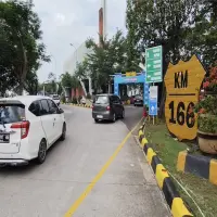 Lalu Lintas Tol Cipali KM 166 Ramai Lancar, Volume Kendaraan Terus Meningkat