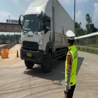 Polisi Sekat Gerbang Tol Sadang dari Truk Sumbu Tiga