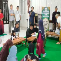 Beri Beasiswa, DKM Al-Ikhlas di Subang Santuni Yatim