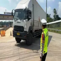 Satlantas Polres Purwakarta Sekat Gerbang Tol Sadang dari Truk Sumbu Tiga