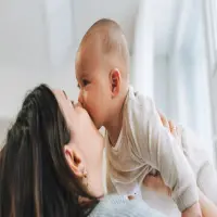 Larangan Cium Bayi saat Lebaran: Waspadai Risiko Kesehatan Si Kecil!