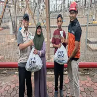 Berbagi Kebahagiaan di Bulan Ramadhan, PLN UPT Bekasi dan YBM PLN Salurkan Bingkisan untuk Masyarakat