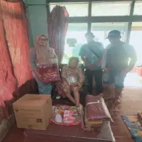 Hidup Sebatang Kara, Jelang Lebaran Ma Amsih Dapat Bantuan Sembako