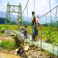 TNI Bareng Warga Bangun Jembatan Gantung di Desa Sukahurip-Cijambe