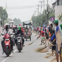 Sehari Bisa Hasilkan hingga Rp100 Ribu, Ini Alasan Penyapu Koin di Pantura Subang Masih Bertahan