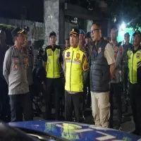 Kapolres Purwakarta Pimpin Patroli Malam Takbiran, Sisir Jalan Utama Bubarkan Kerumunan