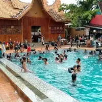 Kolam Renang Tirta Cihaur Angsana di Subang Dipadati Pengunjung