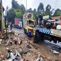 Hilang Kendai! Truk Oleng Hantam Warung di Subang, Pemilik Tewas