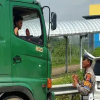 Antisipasi Kemacetan Arus Balik, Satlantas Polres PurwakartaSekat Kendaraan Sumbu Tiga di Gate Tol Baru Sadang