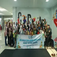 PLN UPT Karawang bersama YBM PLN dan Srikandi PLN Hadirkan Kebahagiaan Ramadan bagi Anak Yatim dan Dhuafa