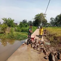 Cegah Banjir, TNI BersamaWarga Kompak Bangun Tanggul