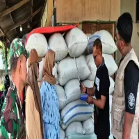 Babinsa di Subang Dampingi Bulog Serap Gabah Petani