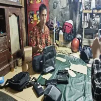 Menjahit Asa dari Benang, 26 Tahun Perjalanan Perajin Tas di Sukamelang Kasomalang