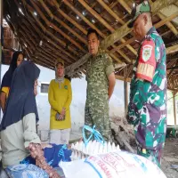 Kunjungi Warga Pangsor, Dandim 0605/Subang Serahkan Bantuan Sosial