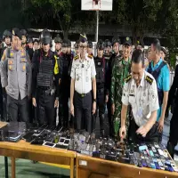 Gelar Razia Gabungan, Lapas Karawang Musnahkan Puluhan Ponsel Hasil Razia