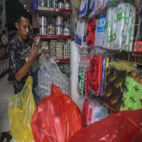 Pedagang Terbebani Kenaikan Harga Plastik