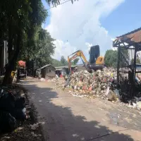 Warga Keluhkan Sampah Menumpuk di Dekat Pasar Terminal Subang