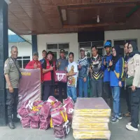 Kadinsos Kabputan Subang Salurkan Bantuan Logistik Warga Terdampak Puting Beliung di Desa Bunihayu dan Kumpay