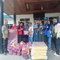 Kadinsos Subang Salurkan Bantuan Logistik Warga Terdampak Puting Beliung di Desa Bunihayu